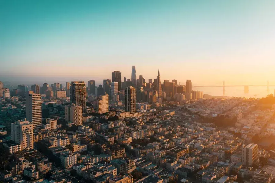 Lo skyline di San Francisco è visto dall'alto in una luce dorata.